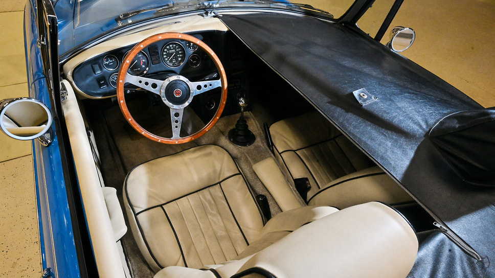 Лот №9. MG MGB Tourer (1979 г.). На одометре 21 тысяча миль или примерно 33 800 км. Экземпляр не реставрировался, но прекрасно сохранился. Купил и сел-поехал прямо с аукциона