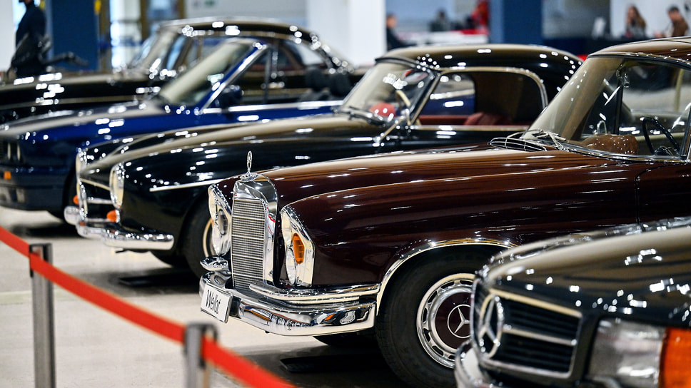 Лот №15. Mercedes-Benz 220 SEb Coupe W111 (1964 г.) — второй справа. Труд гениального стилиста Поля Брака. Двигатель 2,2-литровый мощностью 120 сил. Автомобиль ввезен из США в 2016 году, был полностью отреставрирован, после чего проехал 300 км