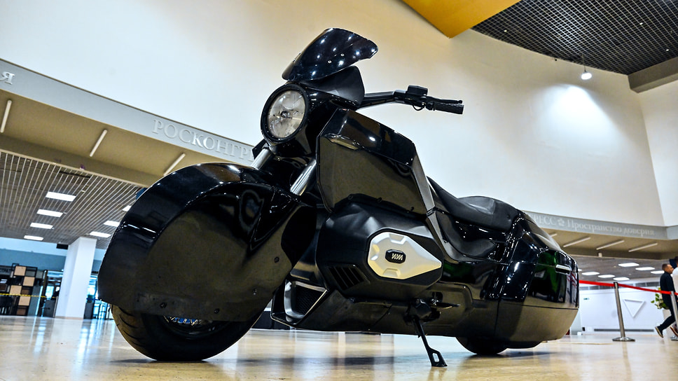 Лот №1. «Иж-Кортеж» (2017 г.). Один из двух эскортных мотоциклов, созданных в рамках проекта «Кортеж». Оппозитный 6-цилиндровый мотор выдает 150 сил, максимальная скорость — 250 км/ч