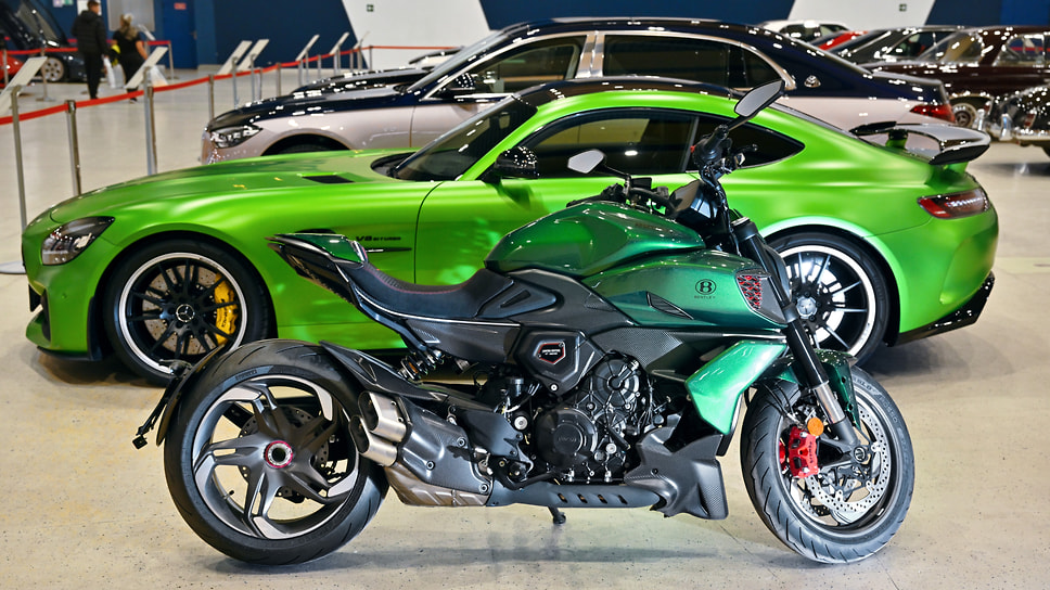 Лот №2. Ducati Diavel for Bentley (2024 г.). Творение знаменитых мото-итальянцев и авто-англичан вторит флагману Bentley Batur по стилю, цвету, дизайну колес и обивке сиденья. В плане лишь 500 экземпляров. Этот — с иголочки новый