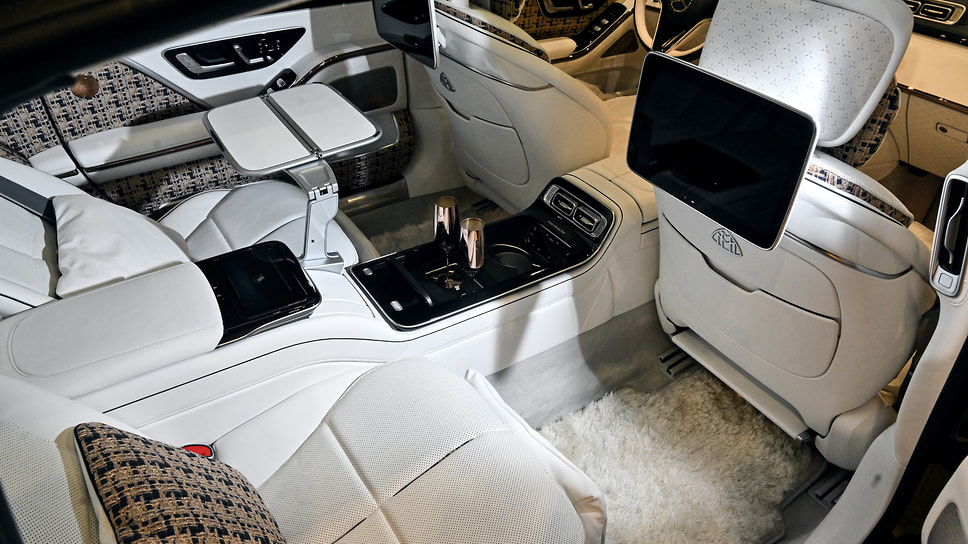 Лот №22. Mercedes-Maybach S 680 Haute Voiture (2023 г.). Один из 150 седанов спецсерии. В салоне ткань Boucle с узором в голубых, бежевых и розово-золотых тонах; акценты из розового золота; вставки из глянцевого опалита белого цвета; роскошные ковры из льна и мохера. Абсолютно новый