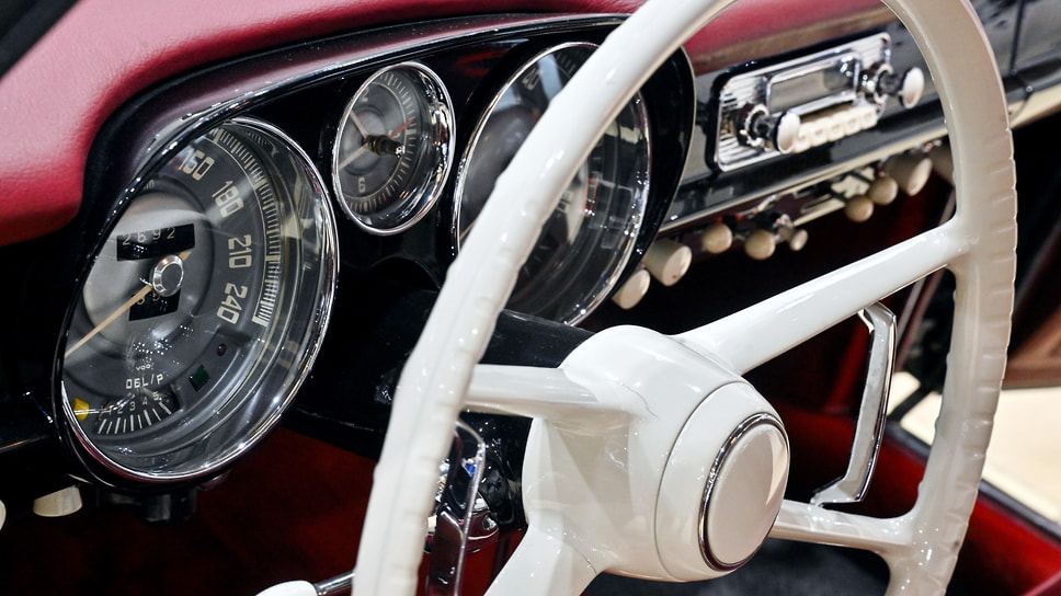 Лот №12. BMW 503 Coupe (1960 г.). В период 2011-2013 гг. автомобиль прошел комплексную реставрацию. Полностью восстановлены кузов, двигатель, трансмиссия и салон