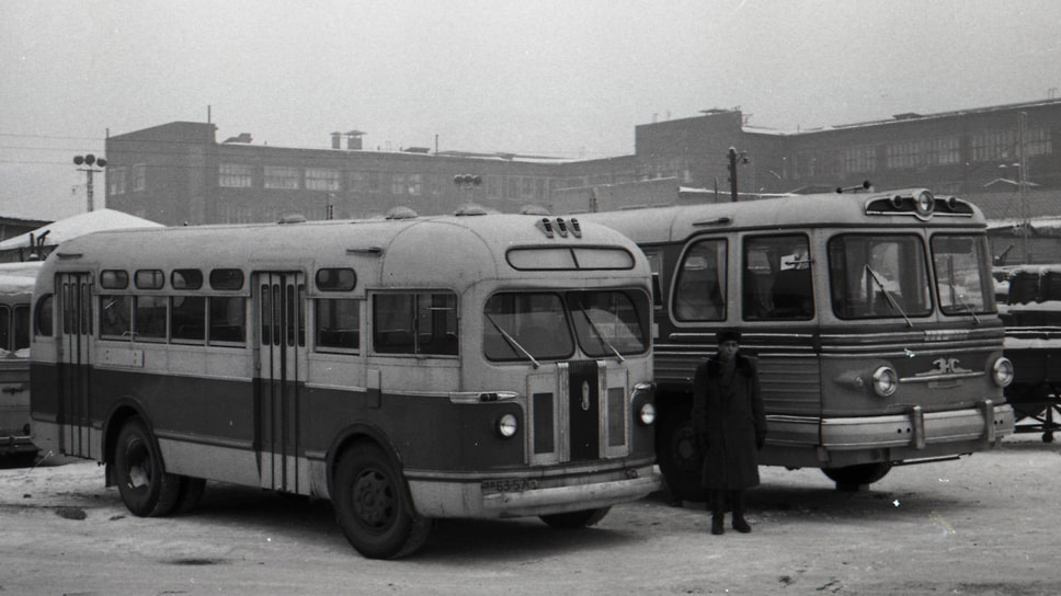 Первое в СССР междугороднее автобусное сообщение открылось 20 июля 1950 года по маршруту Москва — Симферополь с остановками в городах: Тула, Орел, Курск, Харьков, Запорожье. За полгода услугами воспользовались 150 тысяч человек. В том же году заработал и второй маршрут от Москвы до Ялты. На линии работали обычные городские автобусы ЗИС-155, переоборудованные для междугородних перевозок. На фото — ЗИС-155 и ЗИС-127