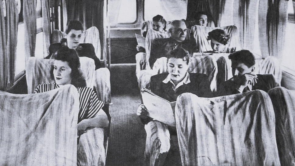 Вместо стандартных 28 сидений в салоне междугородних автобусов ЗИС-155 первого класса устанавливалось 14 глубоких кресел с откидными спинками, а в автобусах второго класса – 22 простых сиденья с неподвижными спинками. Время в пути в 1951 году занимало 40 часов 20 минут, из них 30 часов 13 минут проходило в движении, а 10 часов 7 отводилось на отдых, причем пять часов — в гостинице. На снимке — салон автобуса первого класса