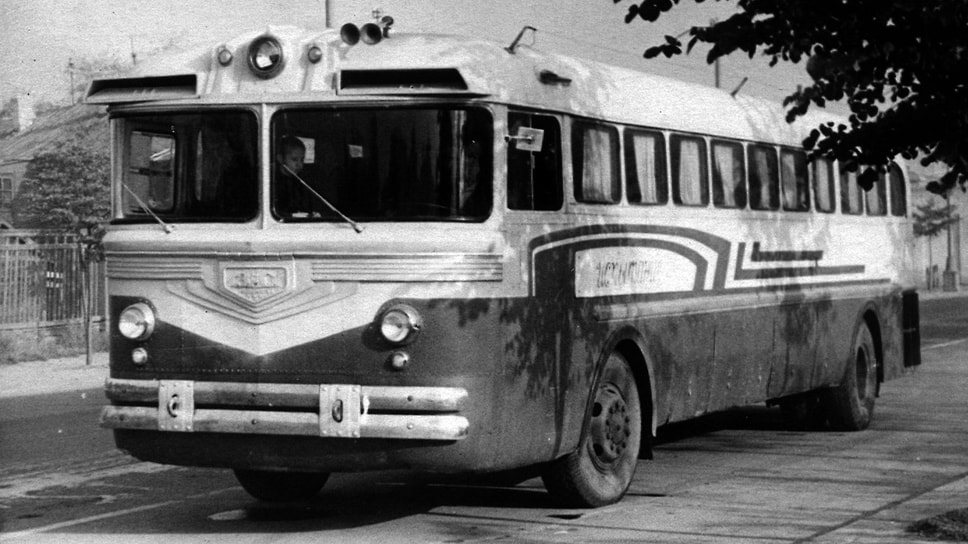 Необходимость дальнейшего развития междугороднего сообщения потребовала создания специального автобуса для пассажирских перевозок на дальние расстояния. Работы над ЗИС-127 начались в 1951 году, ведущим конструктором автобуса был назначен Александр Исаевич Израэль-Скерджиев. В 1953 году появились первые экспериментальные образцы