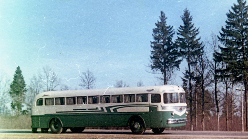 Дизайн ЗИС-127 был выполнен в стиле американских дальнемагистральных автобусов, которые решили взять за образец. Прототипы строились в кооперации с Тушинским машиностроительным заводом, помимо военных самолетов выпускавшим и гражданскую продукцию — автобусы, трамваи и троллейбусы