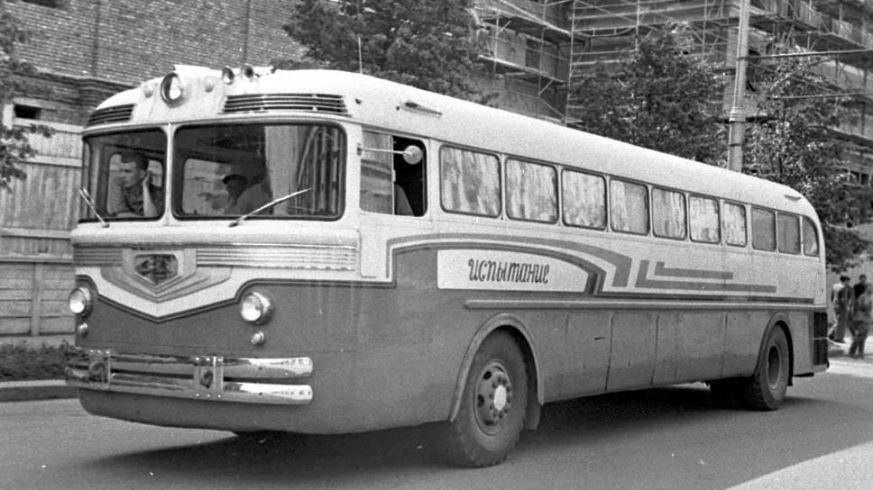 Решающую роль в судьбе «сто двадцать седьмого» сыграл бывший директор ЗИСа Иван Алексеевич Лихачев, назначенный в 1953 году главой Министерства автомобильного транспорта и шоссейных дорог СССР. Иван Алексеевич, руководивший заводом двадцать с лишним лет, на новой должности стал главным заказчиком автобуса, созданием которого занимался еще совсем недавно