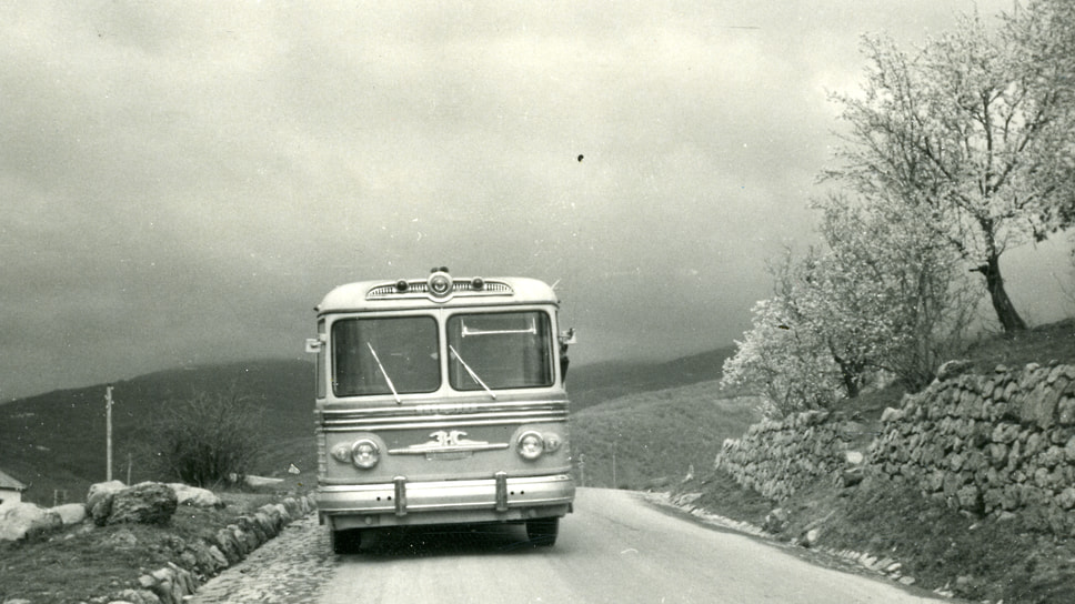 Осенью 1955 года была выпущена опытно-промышленная партия автобусов ЗИС-127, которые отправились на государственные испытания. Было пройдено более 20 000 км, испытания проводились по будущим маршрутам: Москва — Симферополь, Москва — Ялта, Москва — Минск, Киев — Харьков — Ростов и другим