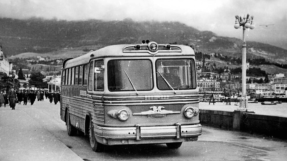 Один из опытно-промышленных экземпляров ЗИС-127 в Ялте во время испытательного пробега по стране. Снимок сделан на городской набережной