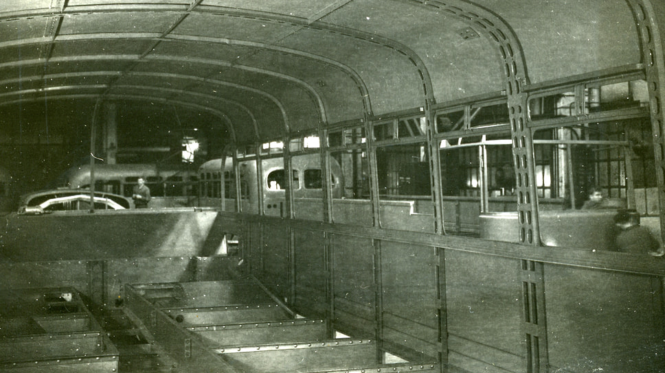 Каркас кузова ЗИС-127 состоял из стальных шпангоутов, которые крепились на основании при помощи болтов. Обшивка кузова — из листов дюралюминия