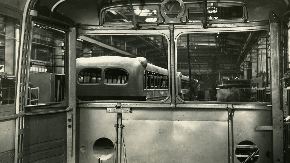 Кузов автобуса в процессе сборки. Крыша усиливалась продольными дюралюминиевыми профилями, борта — такими же подоконными брусами, а колесные арки — стальными накладками