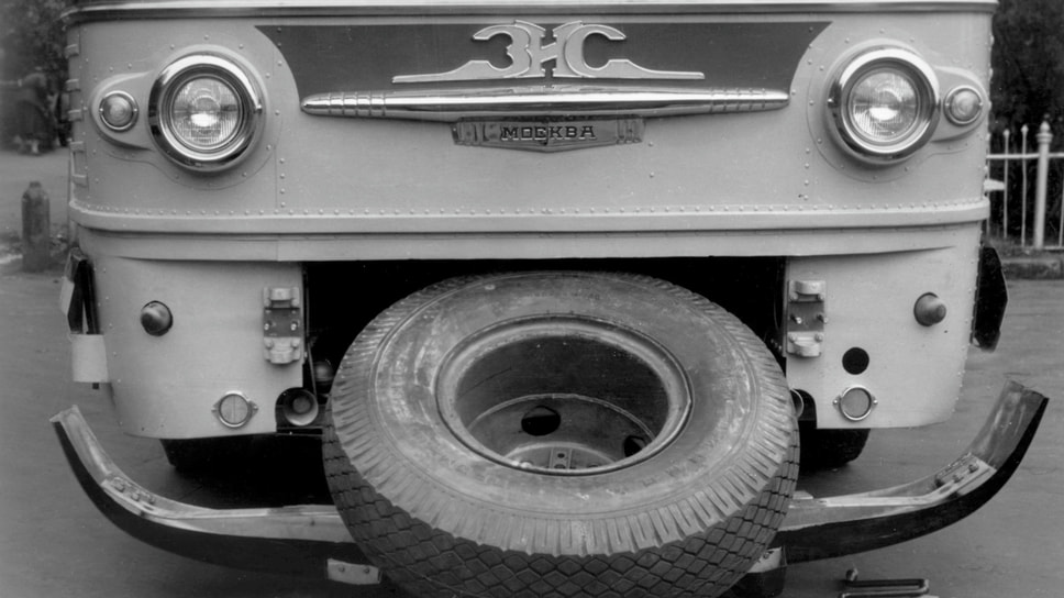 Запасное колесо размещалось на специальной выкатной тележке под полом в передней части автобуса. Чтобы достать колесо, требовалось отсоединить и опустить вниз передний бампер, после чего тележка на четырех роликах выдвигалась вперед