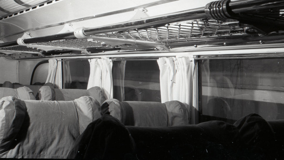 Над креслами предусматривались полки для небольшого багажа