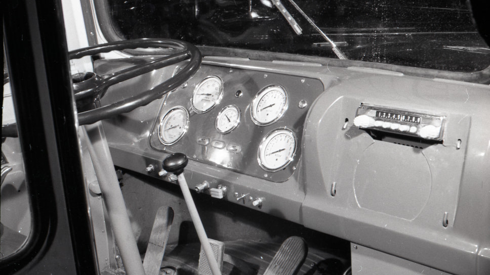 Место водителя также отличалось большим комфортом, чем на городских автобусах ЗИС-155 или ЗИС-154. Кресло было более широким, а по краям устанавливались валики — все для более удобной посадки. На приборной панели находились спидометр, указатель давления масла, температуры охлаждающей жидкости, уровня топлива и два манометра для контроля за давлением воздуха в передней и задней тормозных системах