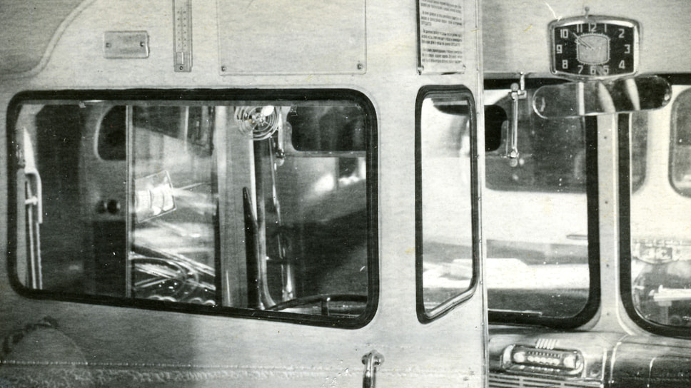 Место водителя отгораживалось стеклянной перегородкой. На дальних маршрутах водителей было два, один обязательно сменял другого