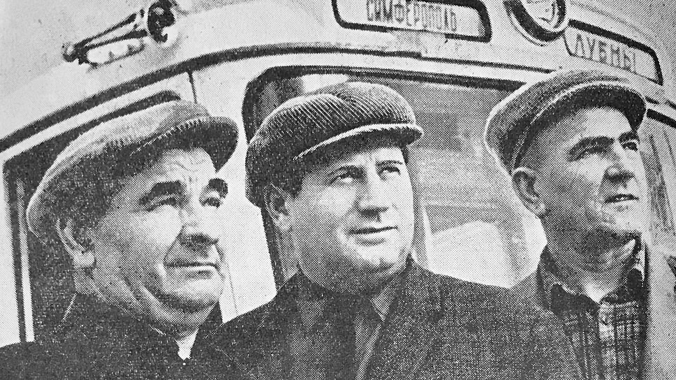 На линии Москва — Ялта работал экипаж коммунистического труда автобазы № 11121 из Симферополя, который на своем ЗИС-127 за двенадцать лет прошел 2 миллиона 200 тысяч километров без капитального ремонта. На снимке — экипаж автобуса: Николай Кабаков, Владимир Егоров и Николай Войтанник