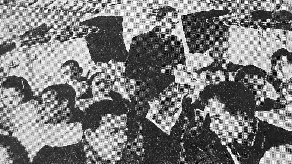 Экипаж коммунистического труда отличался и обслуживанием. На снимке Николай Войтанник раздает пассажирам газеты перед началом рейса