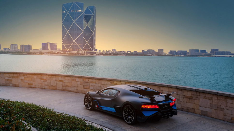 Bugatti открыла первый шоурум в материковом Китае — площадка расположилась в самом центре Шанхая. По этому случаю производитель гиперкаров привез в КНР один из 40 экземпляров модели Divo, оснащенной 1500-сильным двигателем