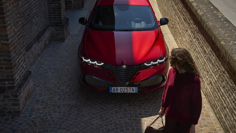 Alfa Romeo представила обновленный кроссовер Tonale, главной внешней особенностью которого стала радиаторная решетка с темной отделкой и горизонтальными линиями в стиле культовой модели 33 Stradale