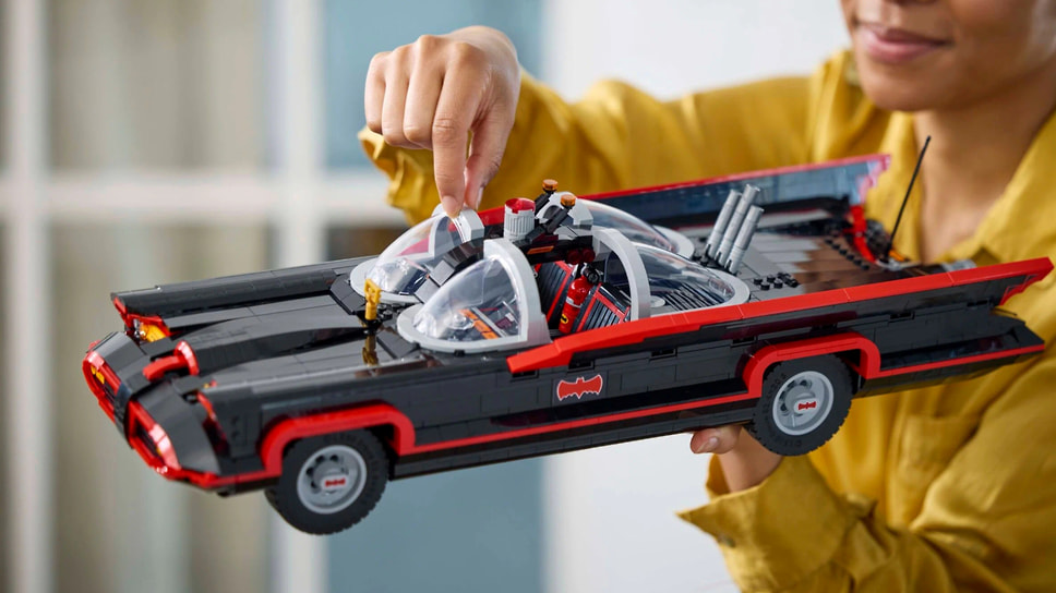 Lego выпустила набор из пяти Бэтмобилей разных эпох. Конструктор дает представление о том, как менялись машины супергероя с 1967-го по 2022 год