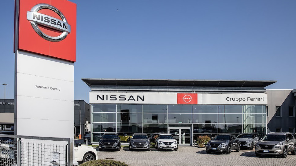 В итальянской Ломбардии открылись два дилерских центра под вывесками с необычным сочетанием Nissan Gruppo Ferrari