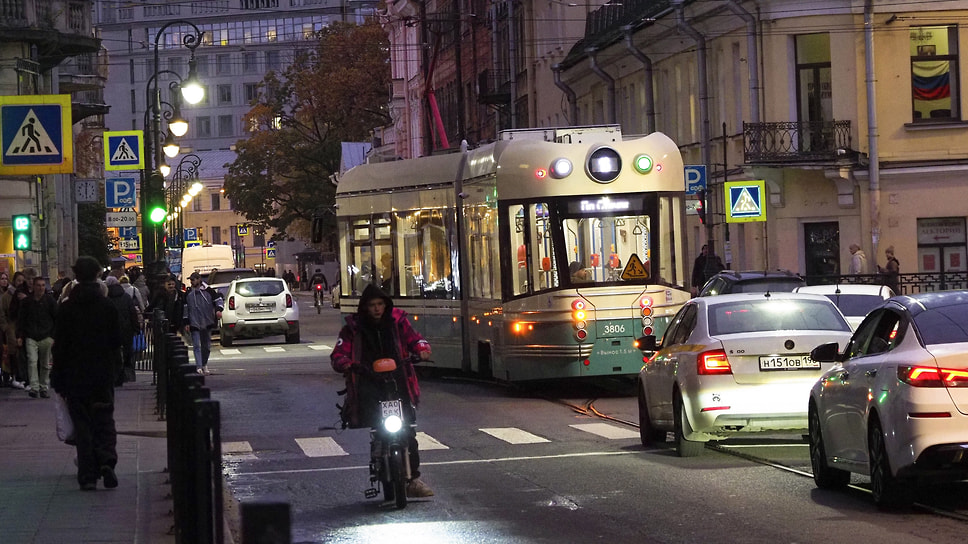 Дорожное движение на улице Марата в Санкт-Петербурге