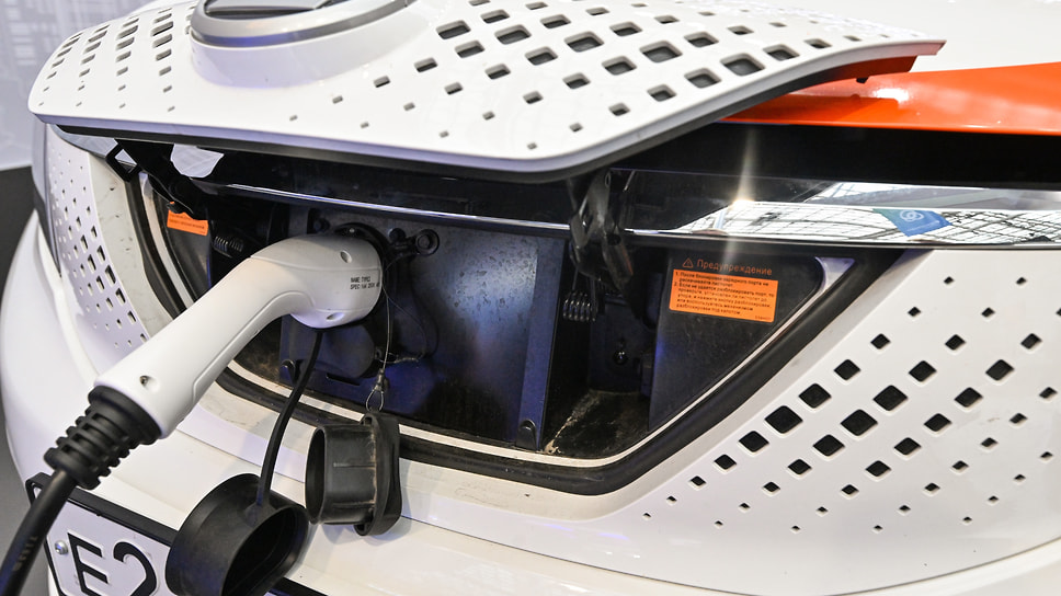 Зарядное устройство для электромобиля на выставке оборудования и технологий для топливно-энергетического комплекса в московским выставочном зале «Манеж»