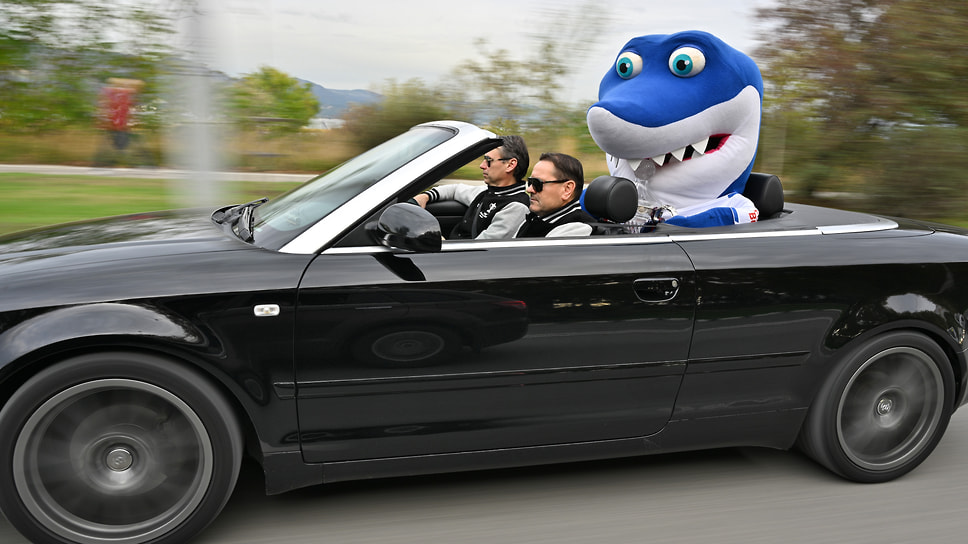 Амбассадоры Российского футбольного союза футболисты Дмитрий Аленичев и Егор Титов с талисманом футбольного клуба «Черноморец» акулой-катраном