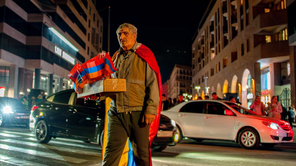 Уличная торговля флажками в Ереване, Армения