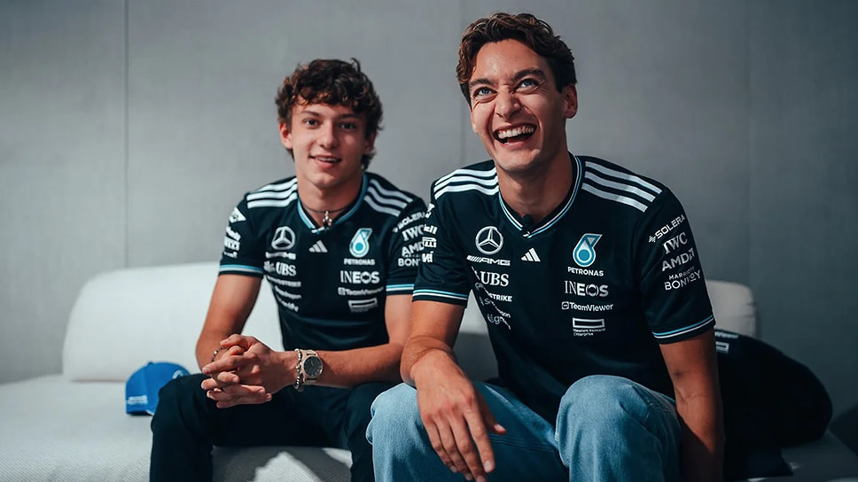 У пилотов Mercedes Кими Антонелли и Джорджа Рассела — хорошее настроение. Накануне Гран-при США им подтвердили контракты на следующий год, причем Джордж (справа), по неофициальной информации, получит за сезон $40 млн, что делает его третьим по этому показателю в паддоке