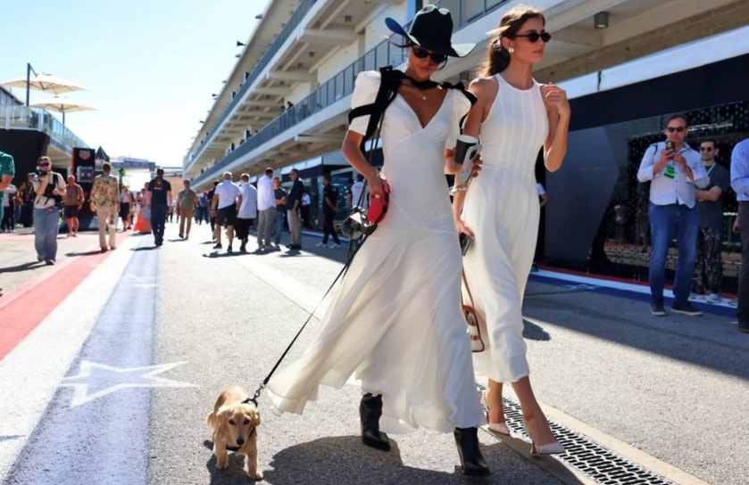 Техасская дама с собачкой: в «казаках» и ковбойской шляпе