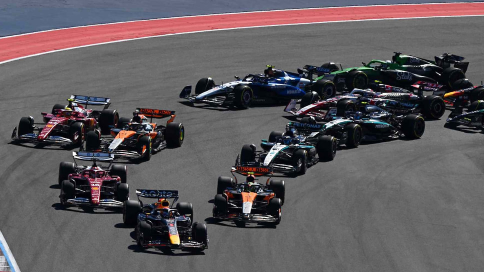 Авангард пелетона сразу после старта воскресной гонки