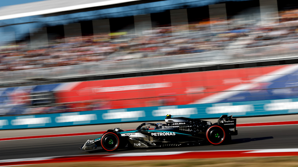 Mercedes Джорджа Рассела после пит-стопа на шинах Soft