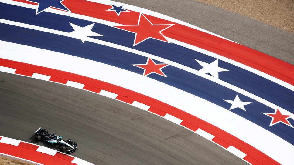 Звезды и полосы на автодроме в Остине — повсюду