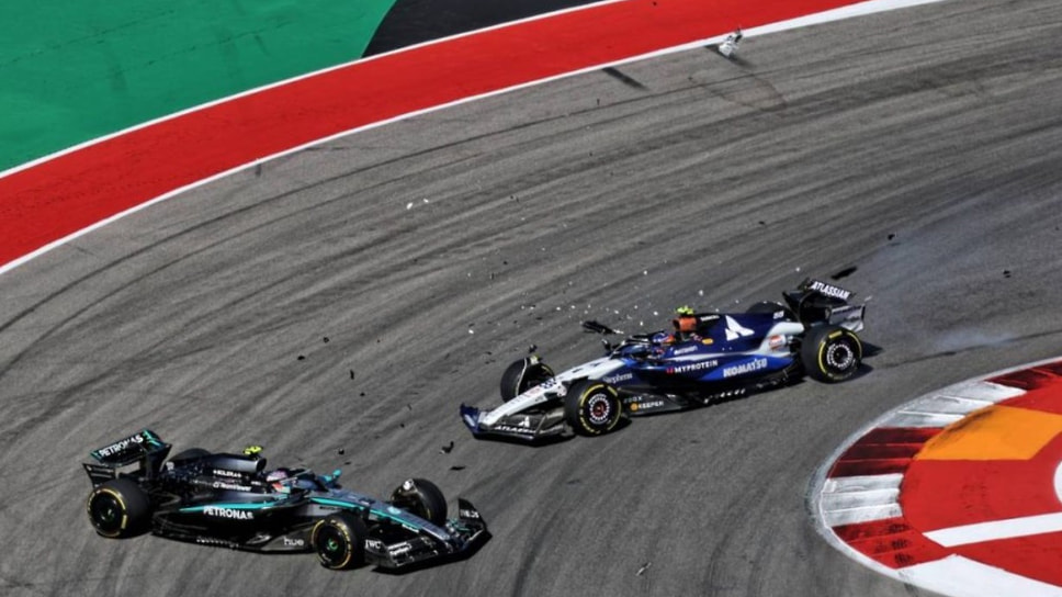 В результате неудачной попытки обгона машина Willams Карлоса Сайнса (справа) пострадала гораздо сильнее, чем Mercedes Кими Антонелли