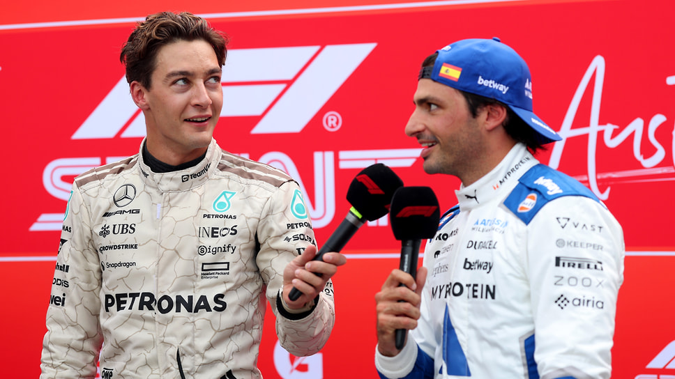 Интервью после финиша субботнего спринта: Рассел (слева) протягивает свой микрофон Сайнсу, которого подвела звукоусилительная техника