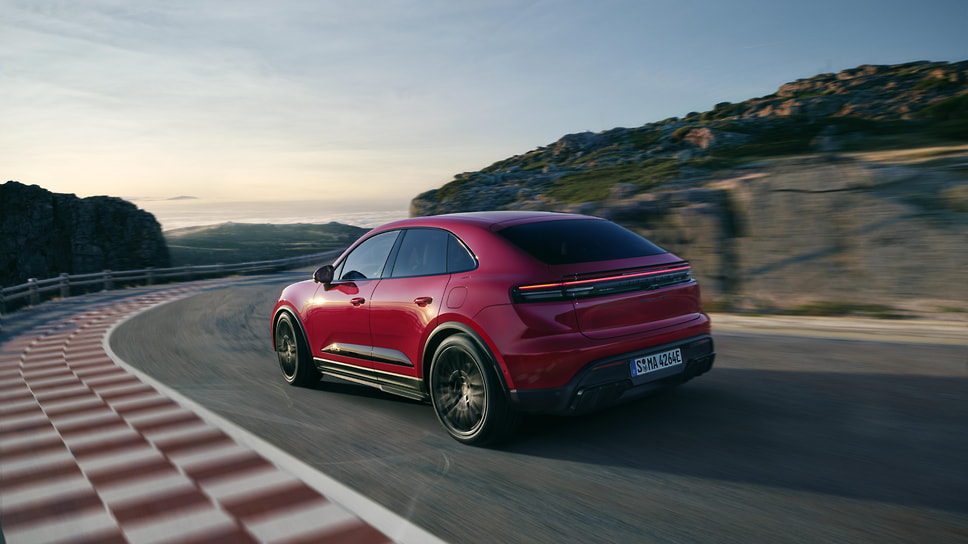 Самая мощная и быстрая версия электрического Porsche Macan — GTS. Кроссовер, получивший двухмоторную установку с пиковой отдачей в 571 силу, способен набирать «сотню» за 3,6 секунды