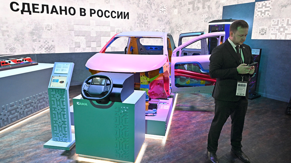 Макет кузова «Атом» и руль этого элетромобиля с цифровым интрефейсом на стенде компании «Кама» на выставке форума «Сделано в России» 