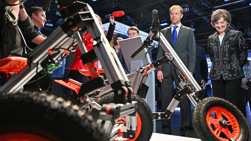 Первый заместитель председателя правительства России Денис Мантуров (в центре) и генеральный директор АО &quot;Российский экспортный центр&quot; Вероника Никишина (справа) разглядывают экспонаты выставки форума «Сделано в России» 