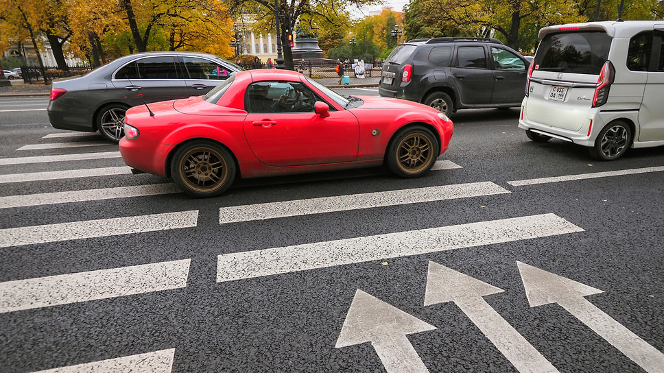 Какой бы мощности ни были автомобоили, все они одинаково стоят в городских пробках, как например в этой. на Невском проспекте в Санкт-Петербурге