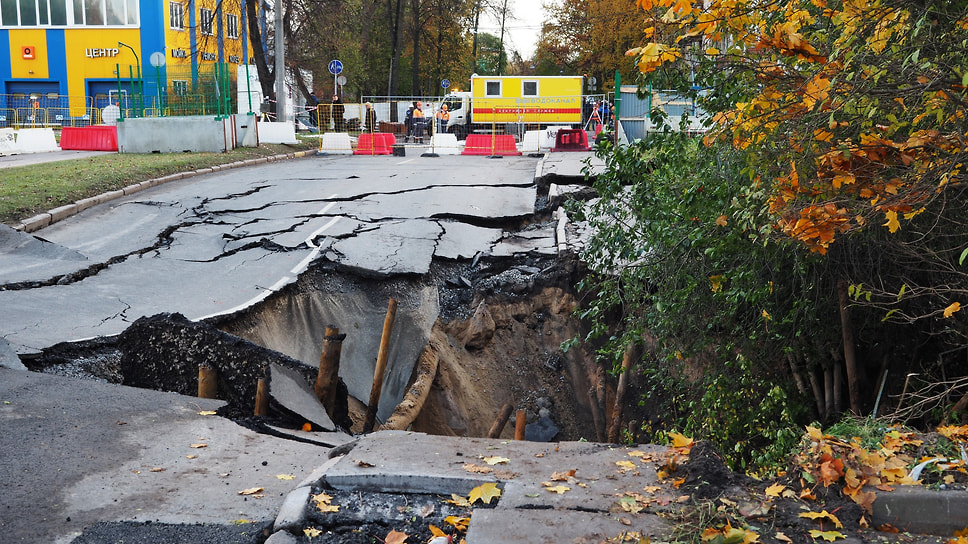 Провал асфальта глубиной три метра и площадью 90 кв. м. образовался на улице Харченко в Санкт-Петербурге. Следственный отдел по Выборгскому району ГСУ СКР по Петербургу возбудил уголовное дело по статье о халатности