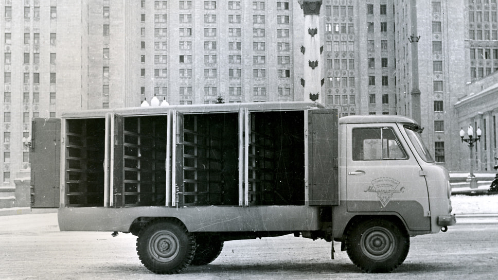 «Буханка» для доставки буханок. Кузов — тоже производства мастерских Главмосавтотранса — установлен на шасси УАЗ-451Д с удлиненной колесной базой. У хлебного фургона было собственное обозначение «Москуз-26». Снимок, конечно же, сделан на фоне главного здания МГУ