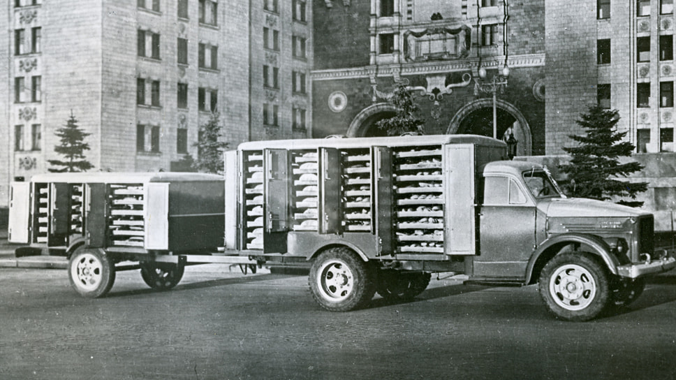 Грузовой автомобиль ГАЗ-51А с кузовом для перевозки хлеба ХК-5-51 и прицепом ХК-IП. Оба кузова разработаны и построены в мастерских Главмосавтотранса