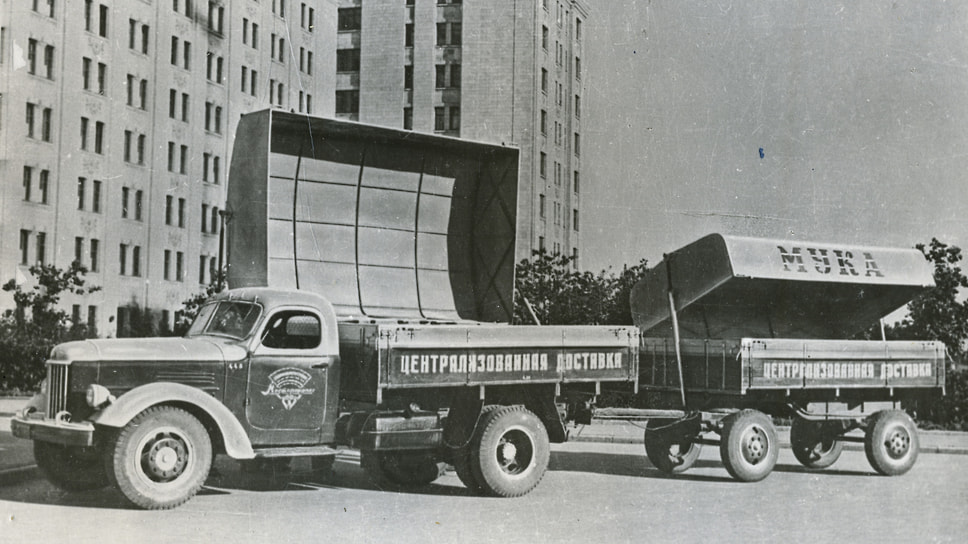 Грузовик ЗИЛ-164 с кузовом и прицепом, которые предназначены для перевозки муки в таре. Но основной тенденцией тех лет была бестарная перевозка всего жидкого и сыпучего в специальных кузовах, которую старались внедрить по максимуму везде и всюду — от молока и пива до муки и масла