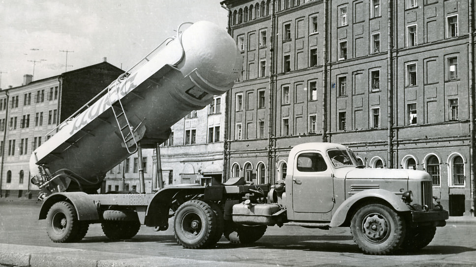 Это не ракетный комплекс стратегического назначения в боевом положении, а муковоз С-654, построенный на базе полуприцепа ММЗ-584, работавшего в паре с седельным тягачом ЗИЛ-164Н. Такие полуприцепы-муковозы в СССР делали два предприятия — Прилукский завод строительных машин и завод «Продмаш» в Одессе. На фото, судя по транзитному номеру одесской серии под стеклом, прибывший в Москву экземпляр со второго завода. Снимок сделан в Москве на Болотной набережной.
