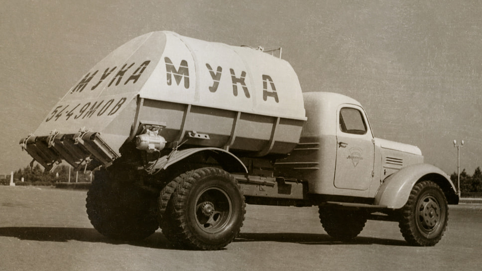 На базе ЗИЛ-164 делались и небольшие муковозы без полуприцепа, помещавшиеся на обычном шасси грузовика. В альбоме нет обозначения этого муковоза, возможно, что это экспериментальная разработка. Снимок сделан на Главной аллее МГУ