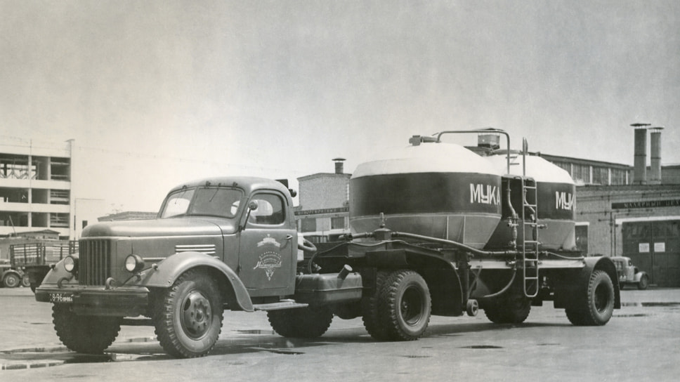 Полуприцеп-муковоз К-1040 также выпускался одесским заводом «Продмаш». Емкость двух цистерн составляла 12.8 куб. м, грузоподъемность — 7 тонн. Муковоз оборудовался компрессором для выгрузки муки, который приводился от двигателя. В дальнейшем привод сделали от электромотора, который подключали к сети хлебозавода — такие муковозы обозначались К1040-Э и К1040-2Э. Процесс выгрузки муки из обеих конических цистерн занимал от 20 до 25 минут. Фотография сделана на территории автобазы № 1, располагавшейся на улице Мневники — в альбоме есть несколько таких исключений