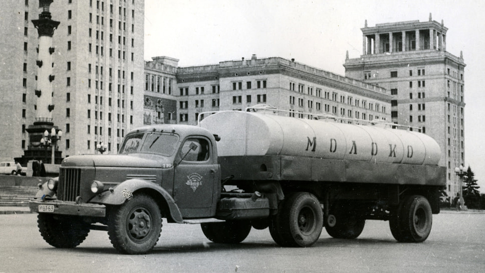 Полуприцеп-цистерна АЦ 8000 для бестарной перевозки молока. Как видно из обозначения, объем составляет 8000 литров. Молоковоз был разработан коллективом автобазы № 18 Мосторгтранса с использованием шасси полуприцепа ММЗ-584 производства Мытищинского машиностроительного завода, а затем серийно выпускался на базе полуприцепа ОдАЗ-885 Одесского автосборочного завода