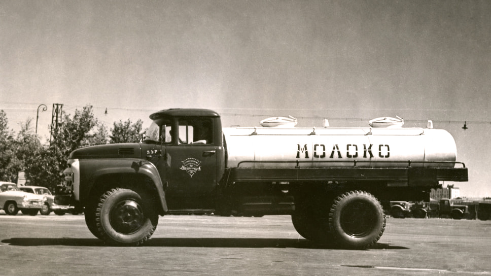 Молоковоз на базе грузовика ЗИЛ-130 с удлиненной колесной базой, очевидно, что тоже экспериментальный. Снимок сделан на территории автобазы № 1 в Мневниках