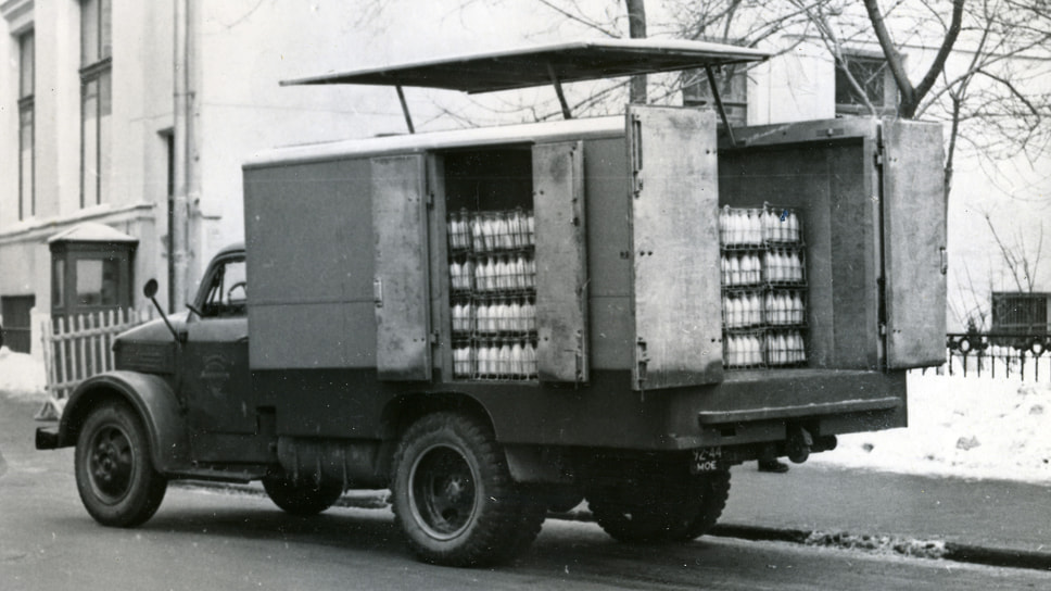 Перевозка молока в таре — знаменитые стеклянные бутылки объемом 0,5 литра с широким горлышком, которое закупоривалось фольгой — осуществлялась в таких фургонах на базе ГАЗ-51А. В таких же бутылках продавали кефир и другие молочные продукты, причем сами бутылки потом сдавали обратно